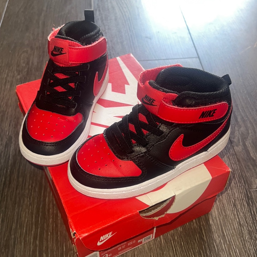 Court borough mid 2 black/university Red-white